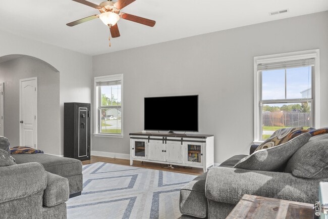 Building Photo - 401 Hope Ct