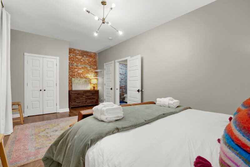 Building Photo - 210 E Waldburg St