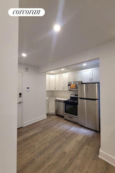 Building Photo - 45 W 81st St