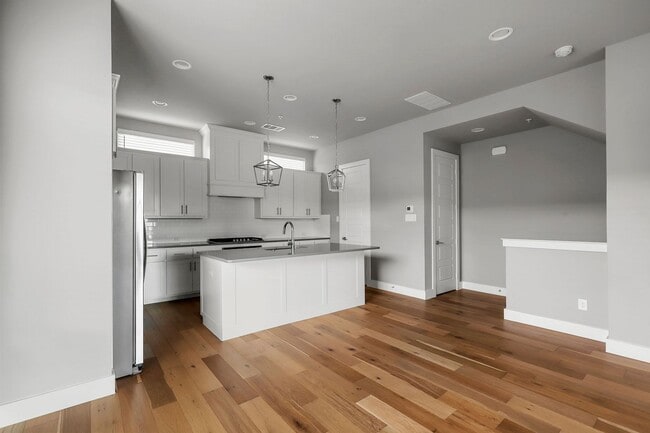 Building Photo - Stunning 3 Bedroom 3.5 Bathroom Townhome i...
