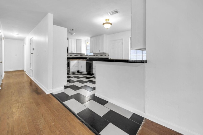 Building Photo - 1020 Pinetree Rd