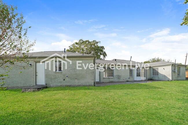 Building Photo - 5100 Goose Creek Dr