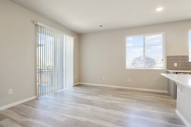 Building Photo - Spacious 3 Bed, 2.5 Bath Townhome in Prime Lakewood Location - Solar