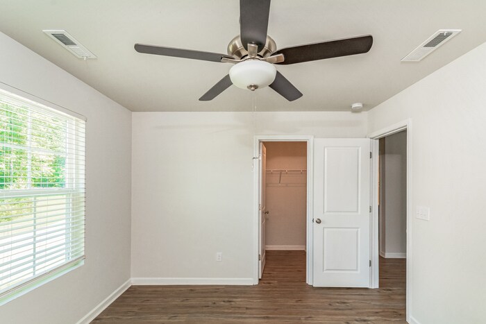 Building Photo - 905 Stolls Ln