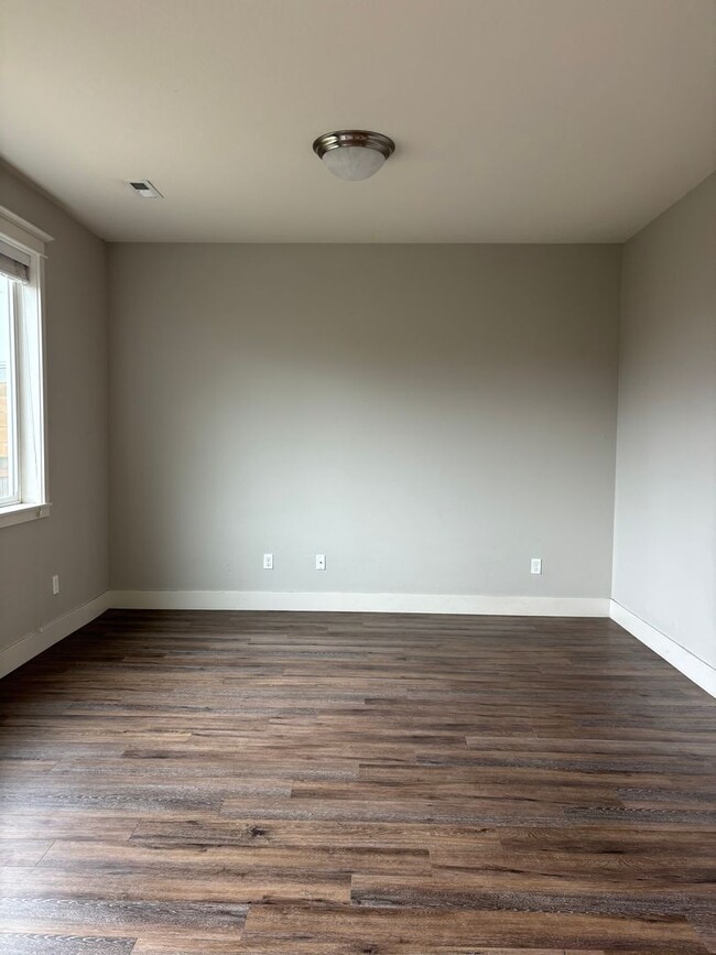 Building Photo - Newer 2 Story Home in Newberg   SHOWINGS  START  MAY 15th