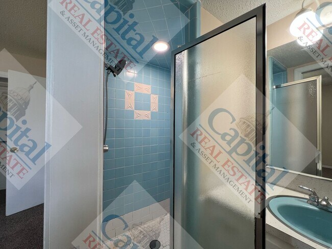 Building Photo - Charming 3 Bedroom