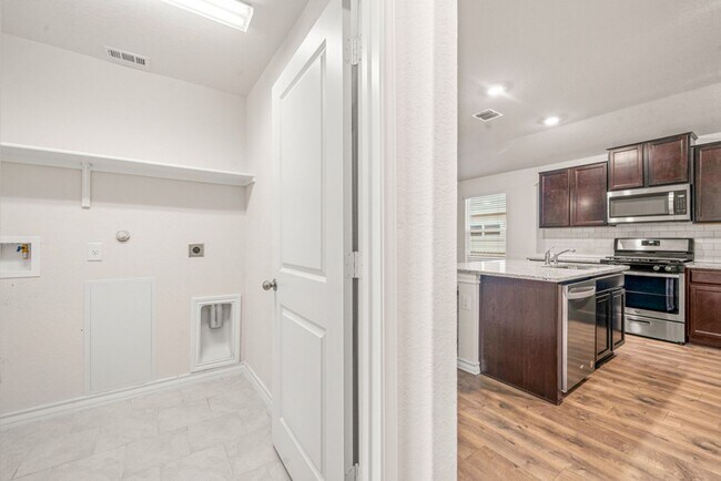 Building Photo - RED BIRD RANCH 3 BED 2 BATH  SINGLE STORY ...