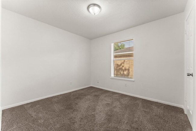 Building Photo - 2102 Whitelaw Dr