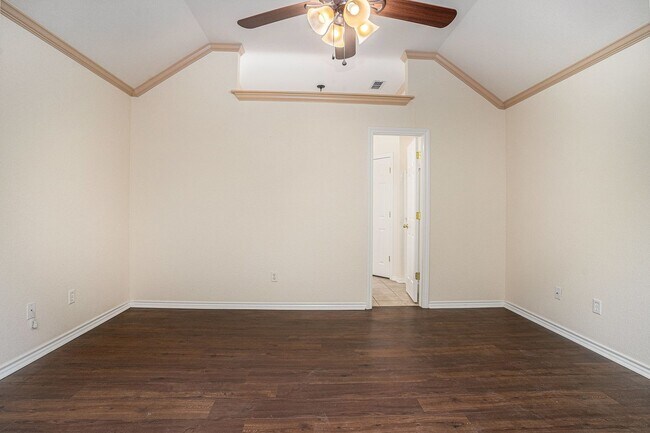 Building Photo - Welcome to this inviting 3-bedroom, 2-bathroom home in the heart of Cleburne, perfectly suited fo...