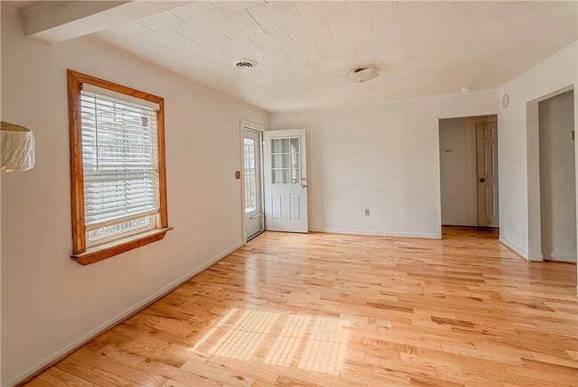 Building Photo - 937 E Main St