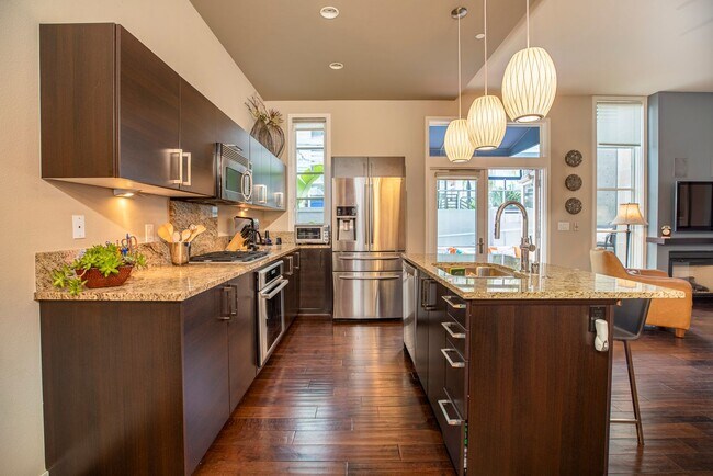 Building Photo - Modern Townhome Living in the Heart of Dow...