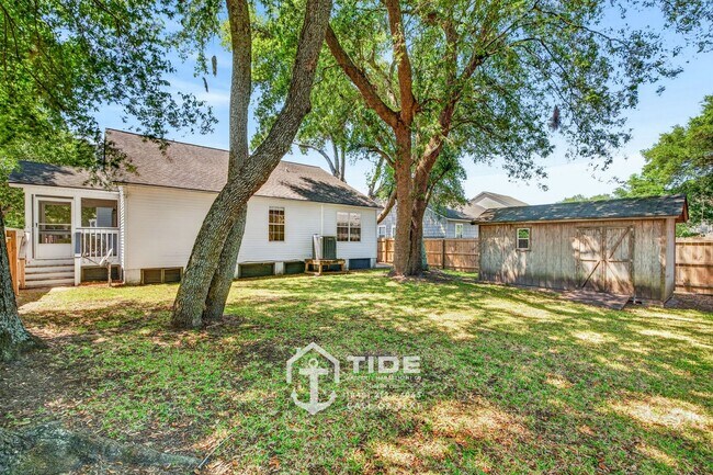 Building Photo - Modern Living in the Heart of West Ashley