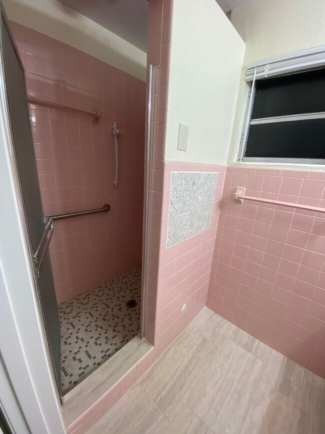 Building Photo - 2385 Poinsettia Dr