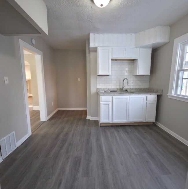 Building Photo - Single Family Home 3 beds 2 bath Available Now!