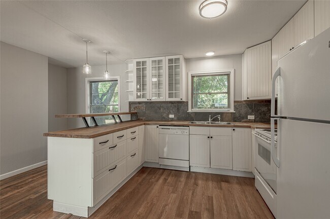 Building Photo - 1528 Ave P