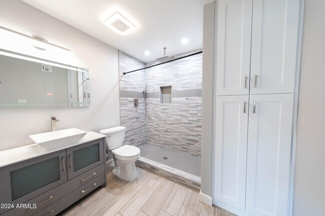 Building Photo - 2926 S Dromedary Dr