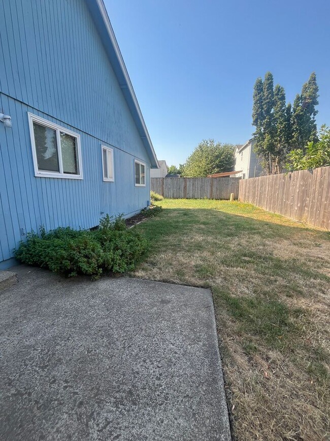 Building Photo - 3-Bedroom 2-Bathroom Single family home in...