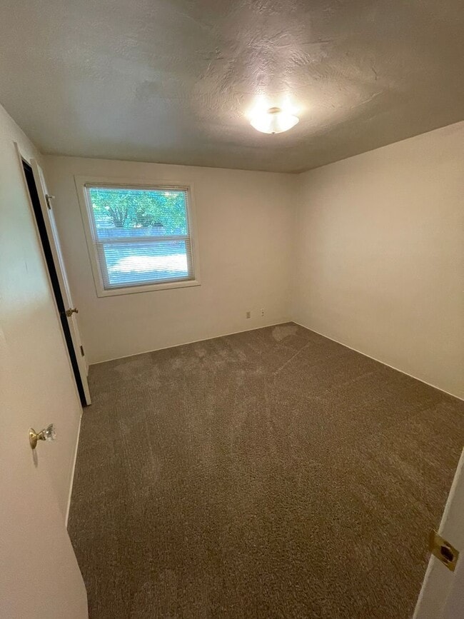 Building Photo - Fantastic SE Salem location!
