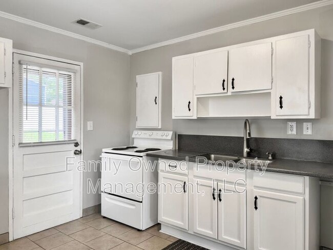 Building Photo - 5805 Chaucer Dr