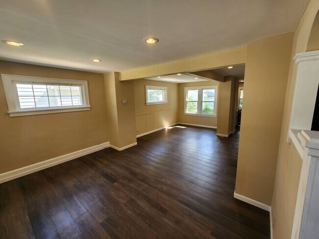 Building Photo - Charming 3-Bedroom Property In Prime location