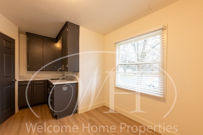 Building Photo - 427 E Pine St