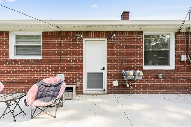 Building Photo - 8254 Mary Ann Ave