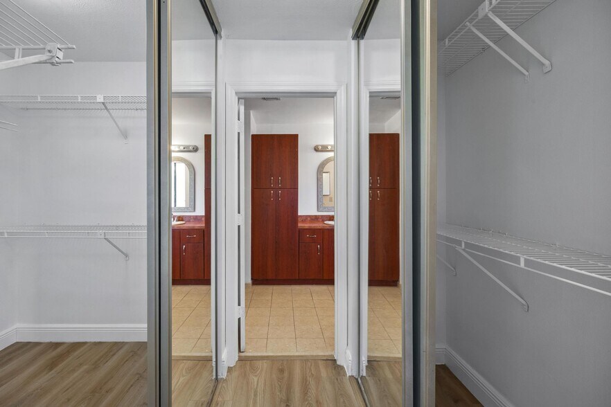 Building Photo - 2925 Azalea Dr