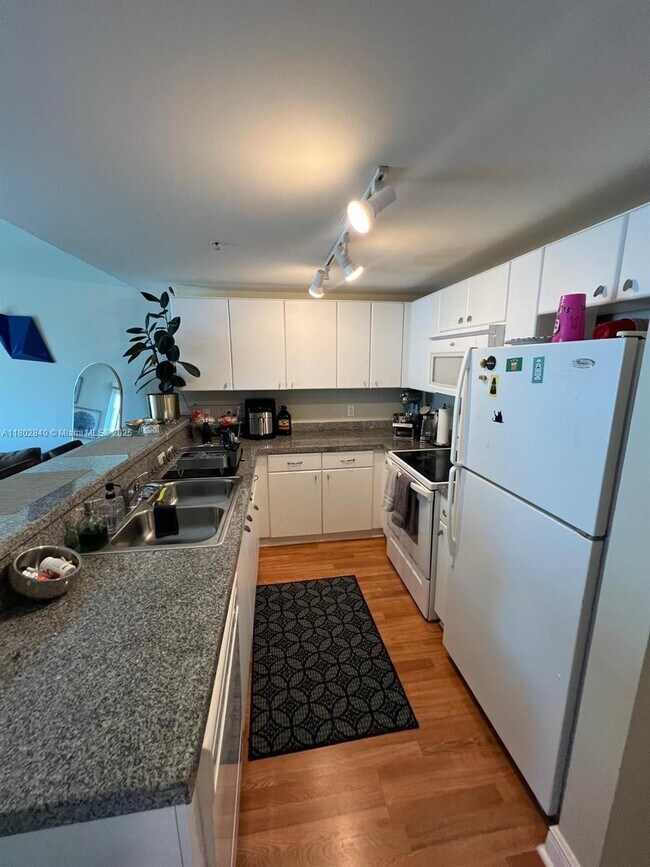 Building Photo - 2740 SW 28th Terrace