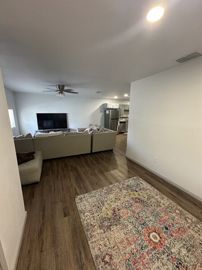 Building Photo - Modern 3/2!