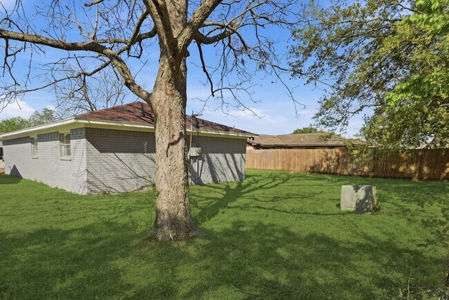 Building Photo - 3120 Royal St