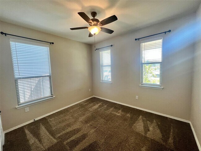 Building Photo - 5100 Lazy Ct Dr