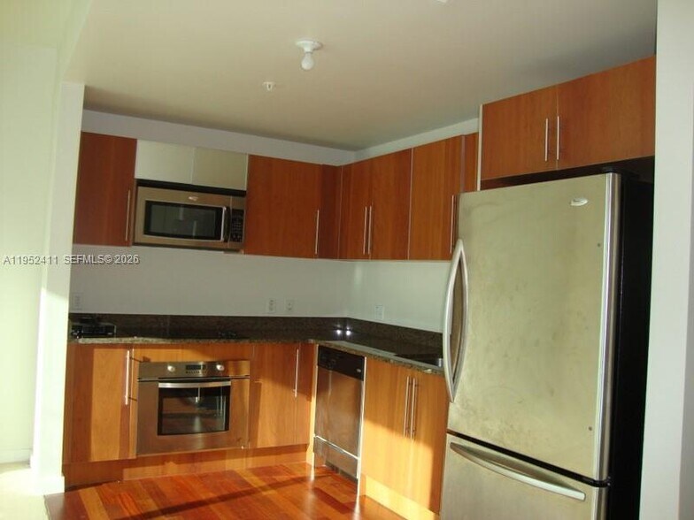 Building Photo - 300 S Biscayne Blvd