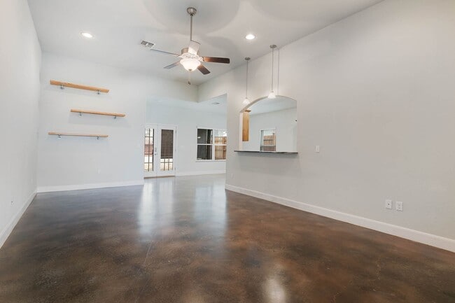 Building Photo - Kerrville, TX!  Country Charm with Modern Flair.