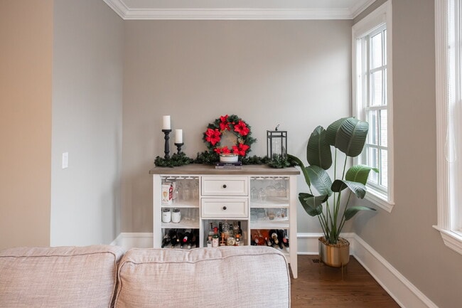 Building Photo - 3-Bed Urban Retreat with Fireplace & Granite Touches in Lincoln Park