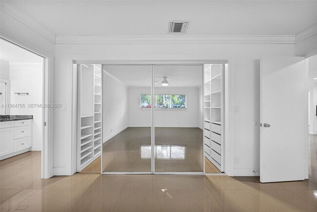 Building Photo - 820 E Cypress Ln