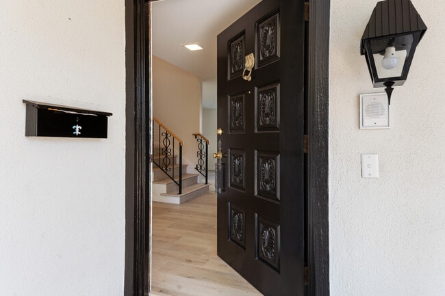 Building Photo - 5541 Bellaire Ave