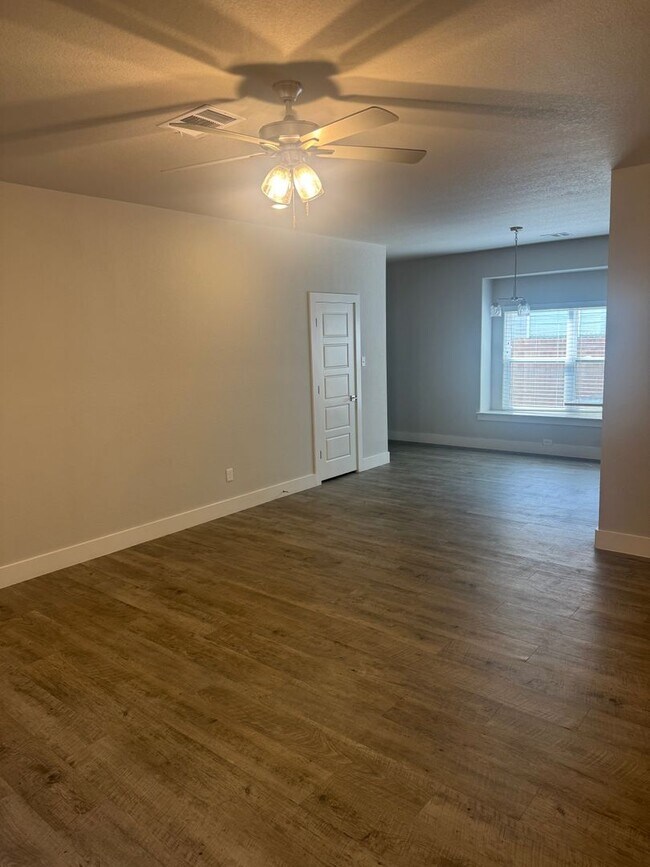 Building Photo - 3/2/2 Cozy Kitchen - Huge Closets - Tub in...