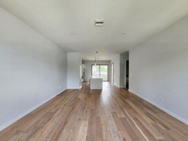 Building Photo - 532 W Plaza Pl