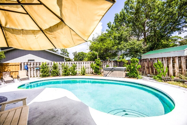 Building Photo - 4726 NW 27 Pl