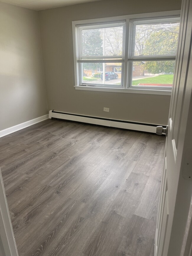 Building Photo - 10917 S Lloyd Dr