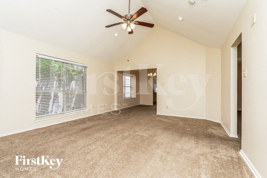 Building Photo - 2021 Greenview Dr