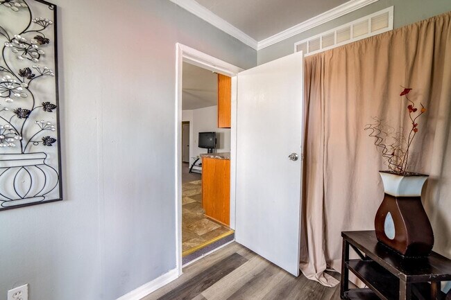 Building Photo - 18732 Dix Toledo Rd