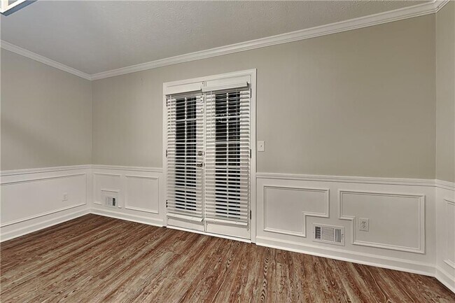 Building Photo - 2245 Huntington Dr