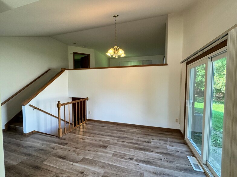 Dinette - 893 S Main St