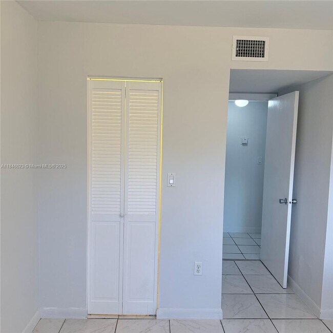 Building Photo - 2750 W 76th St