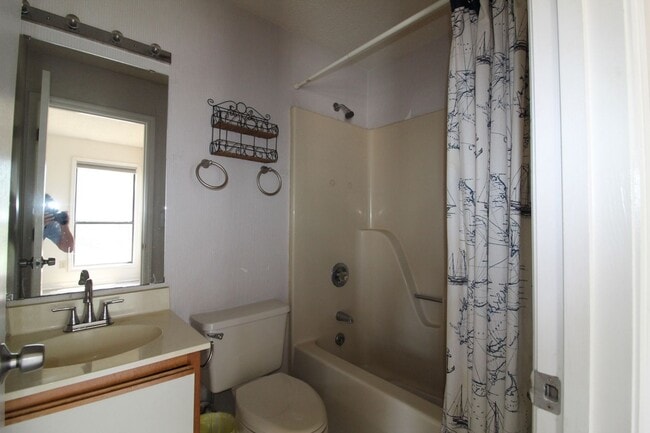 Building Photo - 1BR/1BA Top Floor Condo – Island Green (Tr...