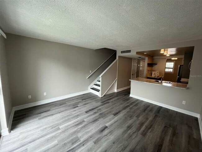 Building Photo - 705 Russell Ln