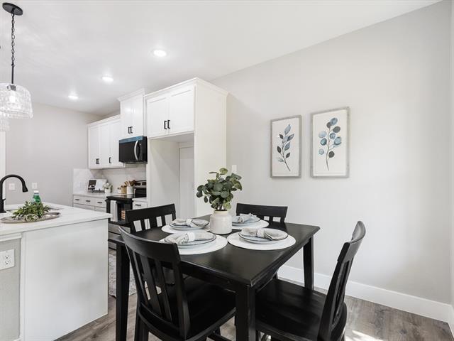 Building Photo - 2411 Mercedes St