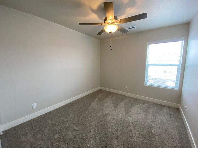 Building Photo - Mustang Townhome!!