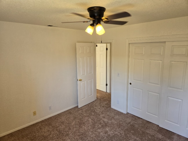 Building Photo - 652 Shady Ln